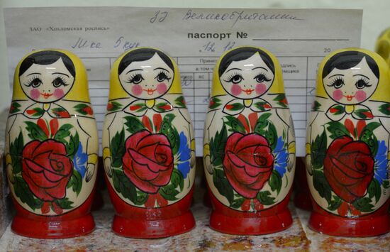 Work of Khokhlomskaya Rospis factory in Nizhny Novgorod Region