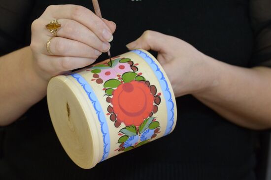 Work of Khokhlomskaya Rospis factory in Nizhny Novgorod Region