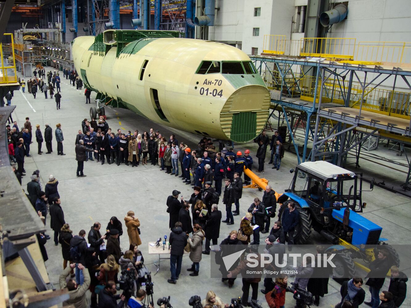 First example of military transport aircraft An-70 presented