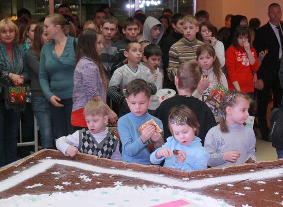 Making giant gingerbread in shape of Star of Bethlehem