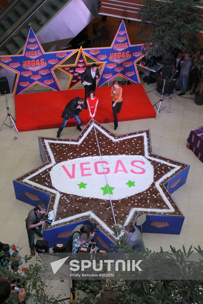 Making giant gingerbread in shape of Star of Bethlehem