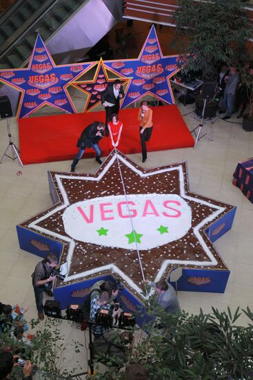 Making giant gingerbread in shape of Star of Bethlehem