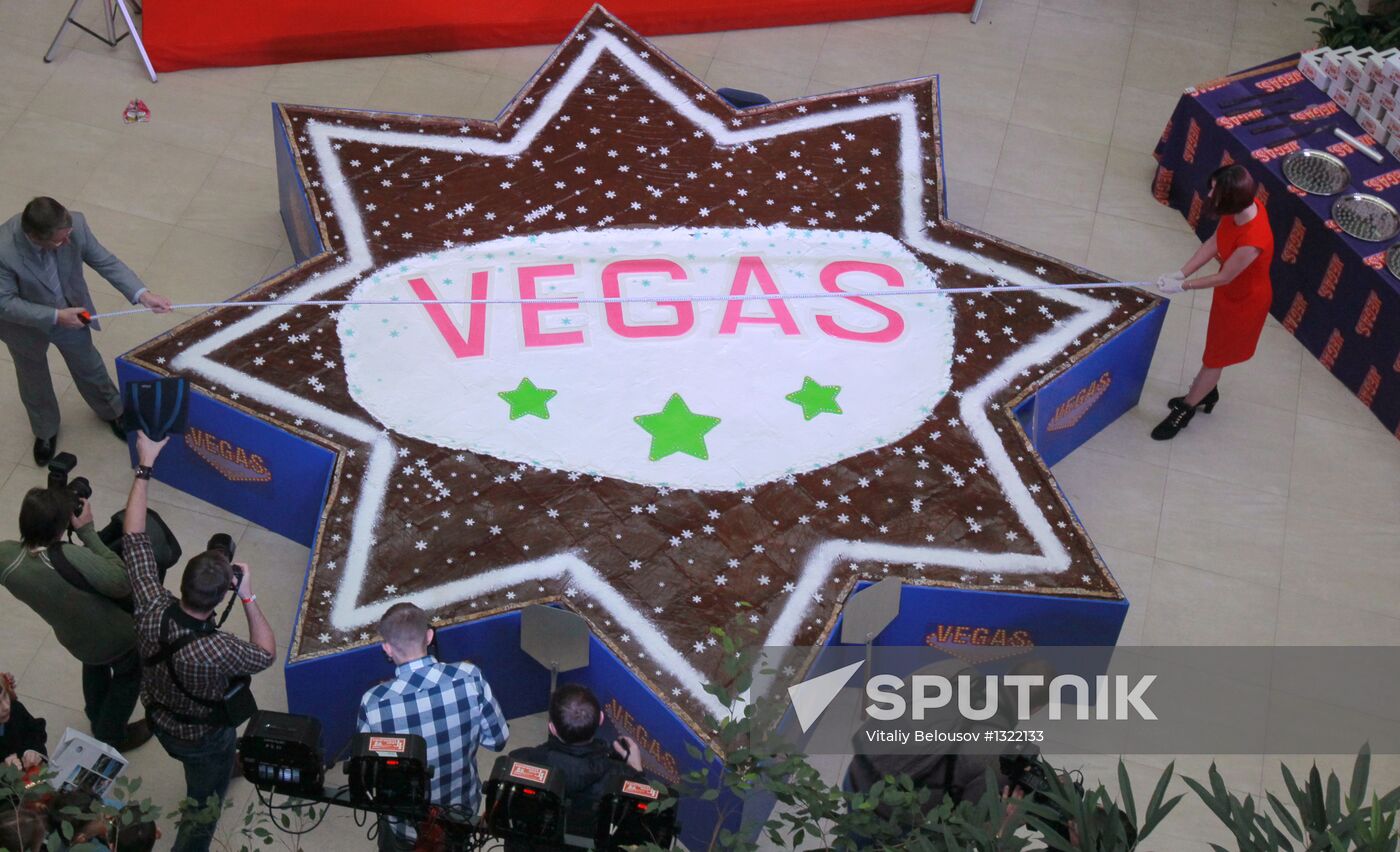 Making giant gingerbread in shape of Star of Bethlehem