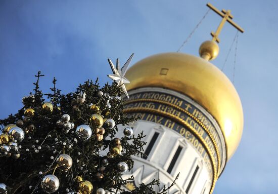 Decorating New Year's tree on Cathedral Square in the Kremlin