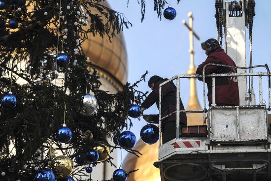 Decorating New Year's tree on Cathedral Square in the Kremlin