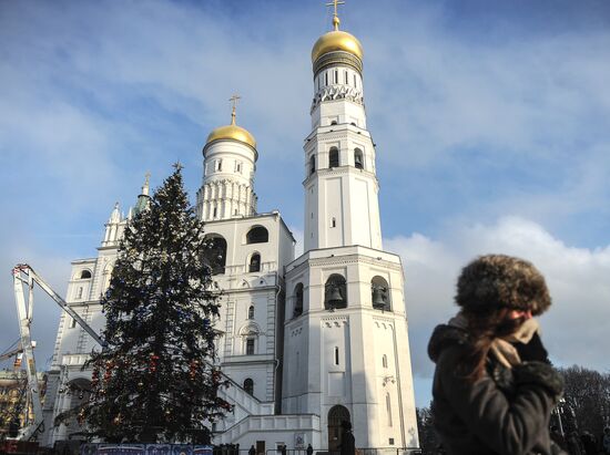Decorating New Year's tree on Cathedral Square in the Kremlin