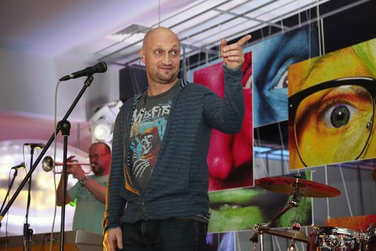 "Gentlemen, Good Luck!" premieres in Moscow