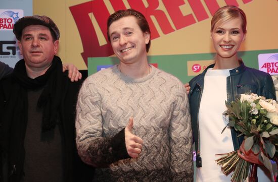"Gentlemen, Good Luck!" premieres in Moscow
