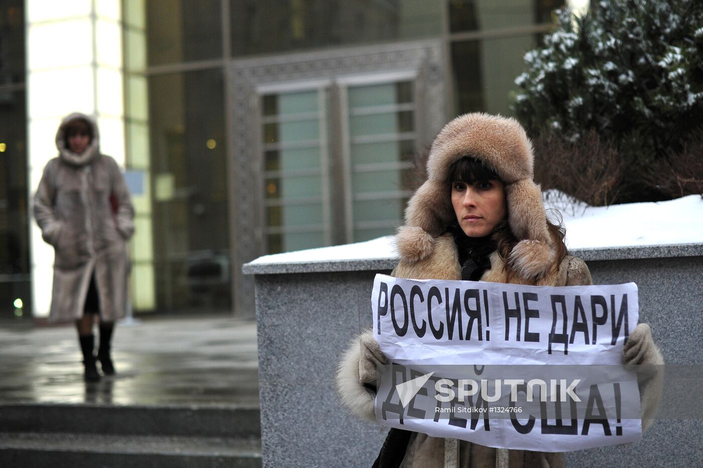Single-person pickets near Russian State Duma