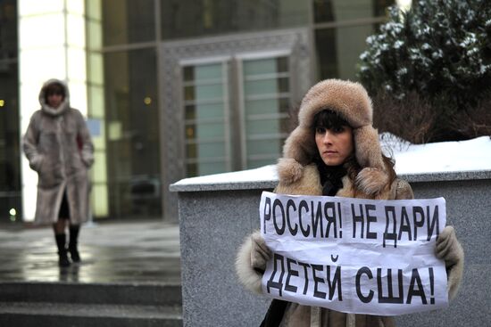 Single-person pickets near Russian State Duma