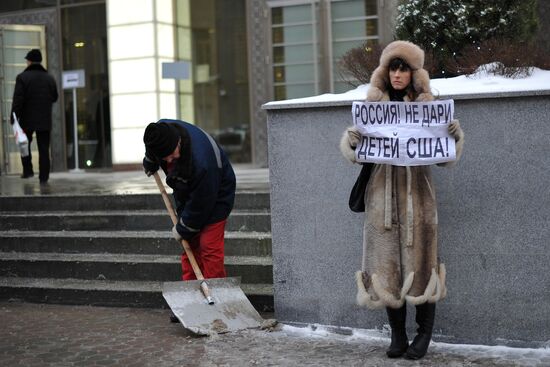 Single-person pickets near Russian State Duma