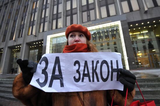Single-person pickets near Russian State Duma