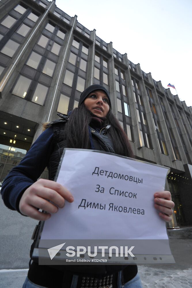 Single-person pickets near Russian State Duma