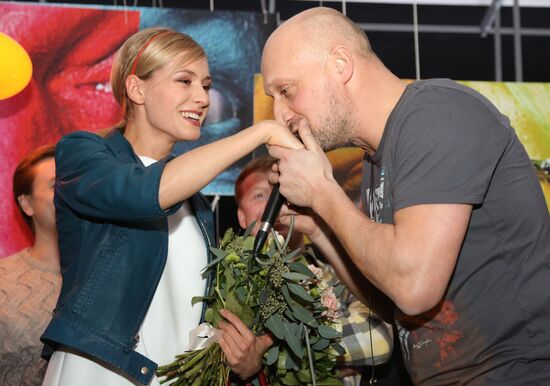 "Gentlemen, Good Luck!" premieres in Moscow