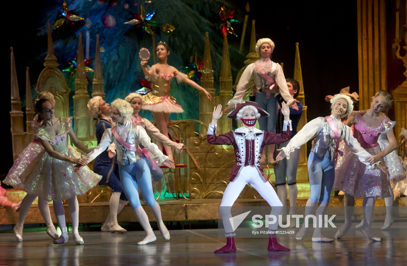 A scene from the New Year's performance "Nutcracker and the Mouse King" in the cultural center of the Moscow Likhachev Automotive Plant (ZIL) in Moscow. Location: Russia, Moscow. Author: Ilya Pitalev/Sputnik. New Year's tree in ZIL cultural center