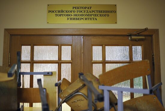 RGTEU students barricade themselves inside university building