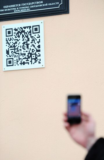Panels with QR-codes on architectural monuments in Yekaterinburg