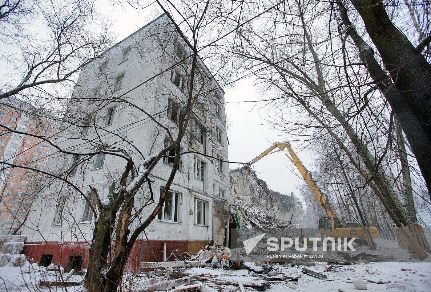 Demolition of low-rise buildings in Moscow