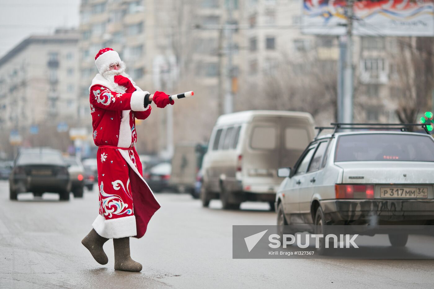 DPS officers dressed as Ded Moroz and Snegoruchka in Volgograd
