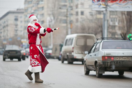 DPS officers dressed as Ded Moroz and Snegoruchka in Volgograd