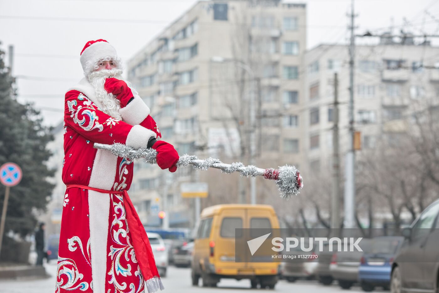 DPS officers dressed as Ded Moroz and Snegoruchka in Volgograd