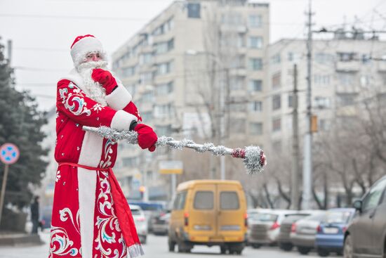 DPS officers dressed as Ded Moroz and Snegoruchka in Volgograd