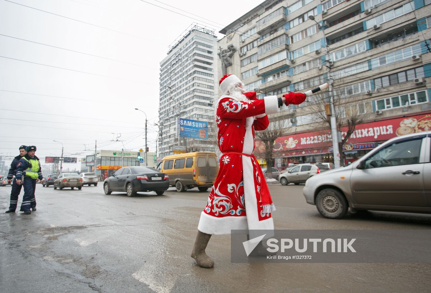 DPS officers dressed as Ded Moroz and Snegoruchka in Volgograd