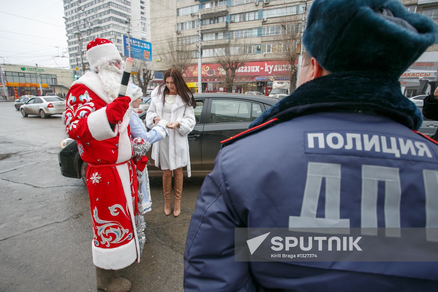 DPS officers dressed as Ded Moroz and Snegoruchka in Volgograd