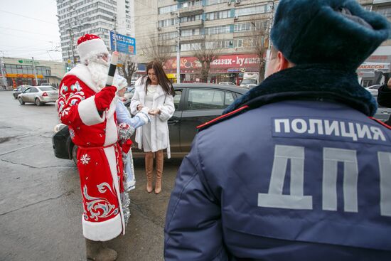 DPS officers dressed as Ded Moroz and Snegoruchka in Volgograd
