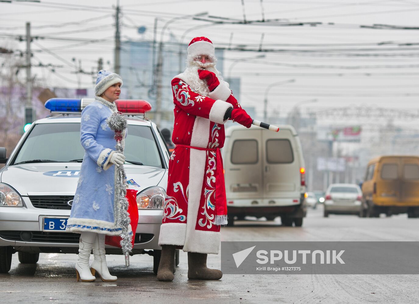 DPS officers dressed as Ded Moroz and Snegoruchka in Volgograd