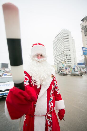 DPS officers dressed as Ded Moroz and Snegoruchka in Volgograd