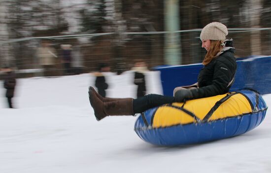 City residents enjoy winter holidays in Sokolniki park