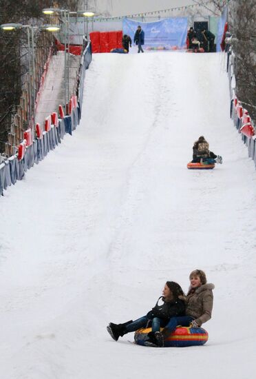 City residents enjoy winter holidays in Sokolniki park