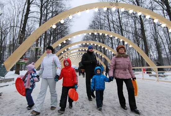 City residents enjoy winter holidays in Sokolniki park