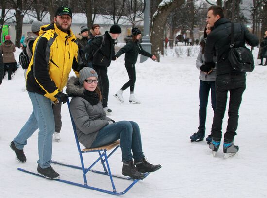 City residents enjoy winter holidays in Sokolniki park