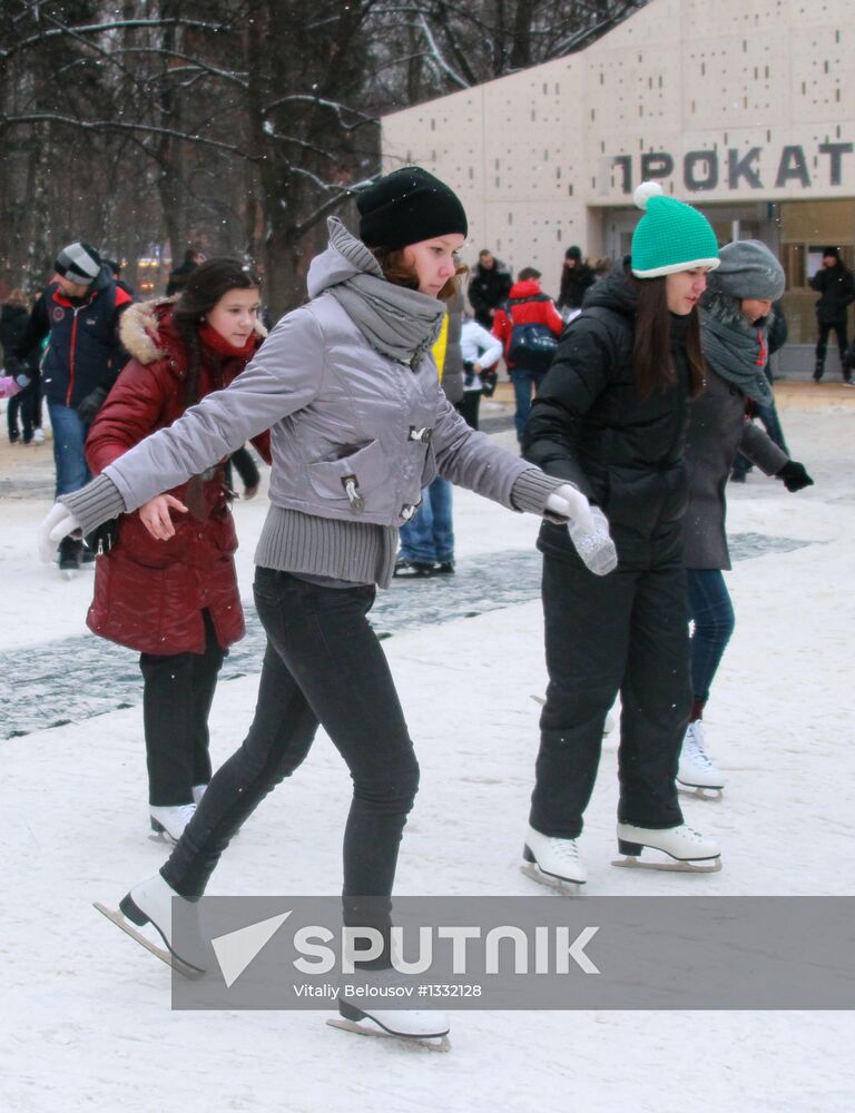 City residents enjoy winter holidays in Sokolniki park