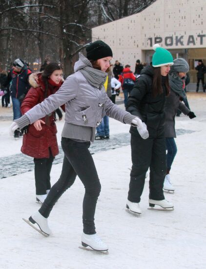 City residents enjoy winter holidays in Sokolniki park