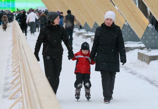 City residents enjoy winter holidays in Sokolniki park