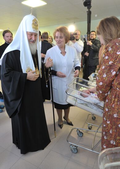 Patriarch Kirill visits maternity hospital in Moscow