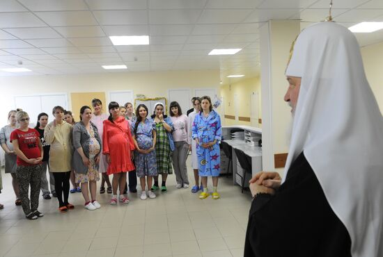 Patriarch Kirill visits maternity hospital in Moscow