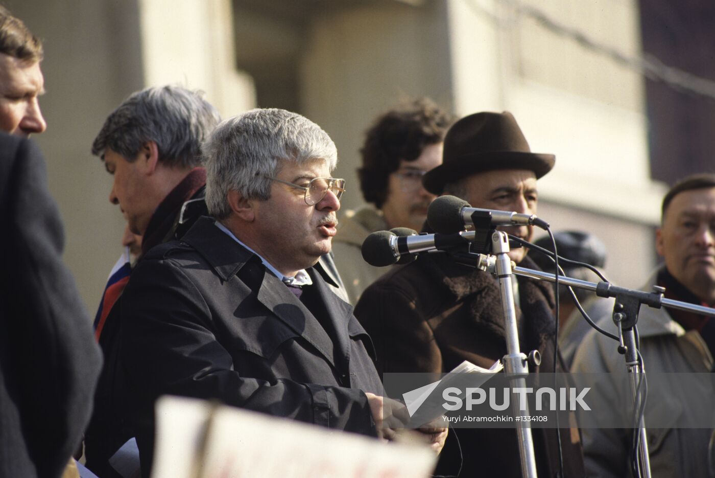 Gavriil Popov and Telman Gdlyan attend rally