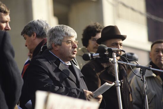 Gavriil Popov and Telman Gdlyan attend rally