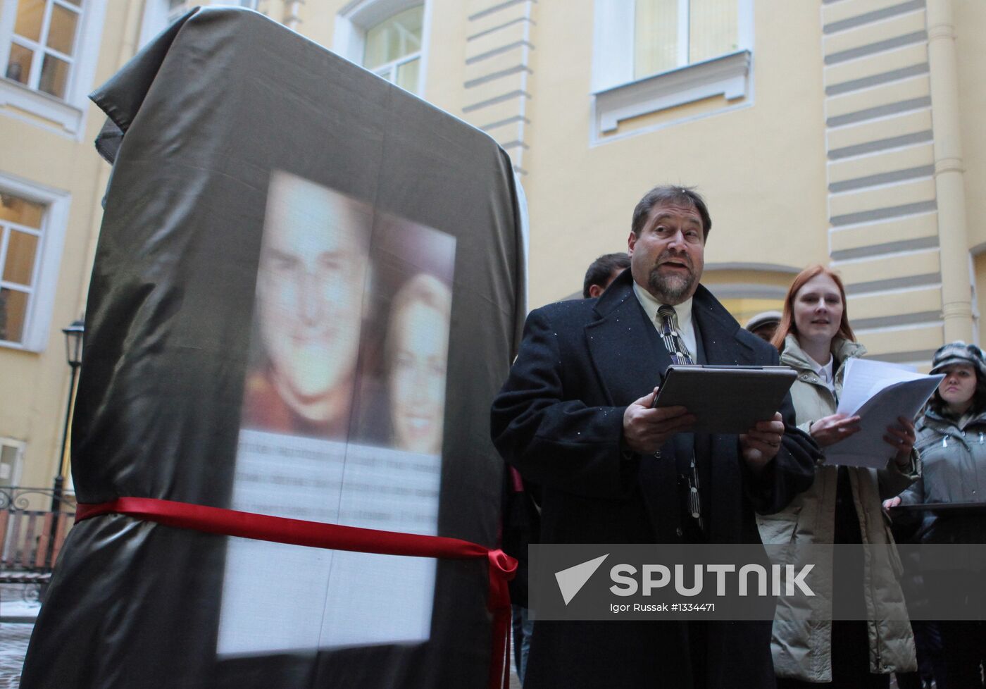 Unveiling monument to Steve Jobs in St. Petersburg