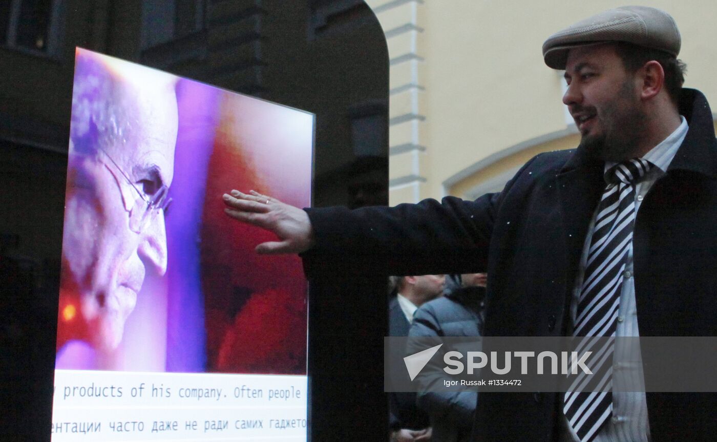 Monument to Steve Jobs unveiled in St. Petersburg