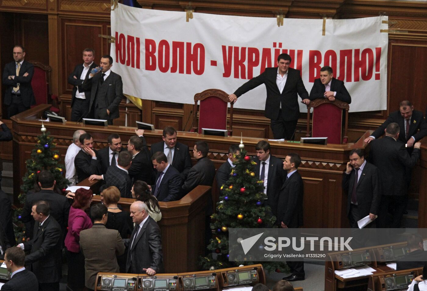 Opposition MPs block rostrum in Verkhovna Rada