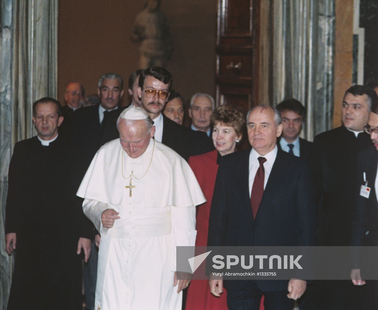 Mikhail Gorbachev with his wife and Pope John Paul II