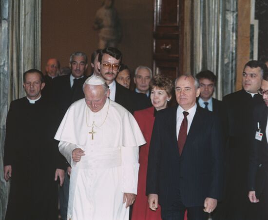 Mikhail Gorbachev with his wife and Pope John Paul II