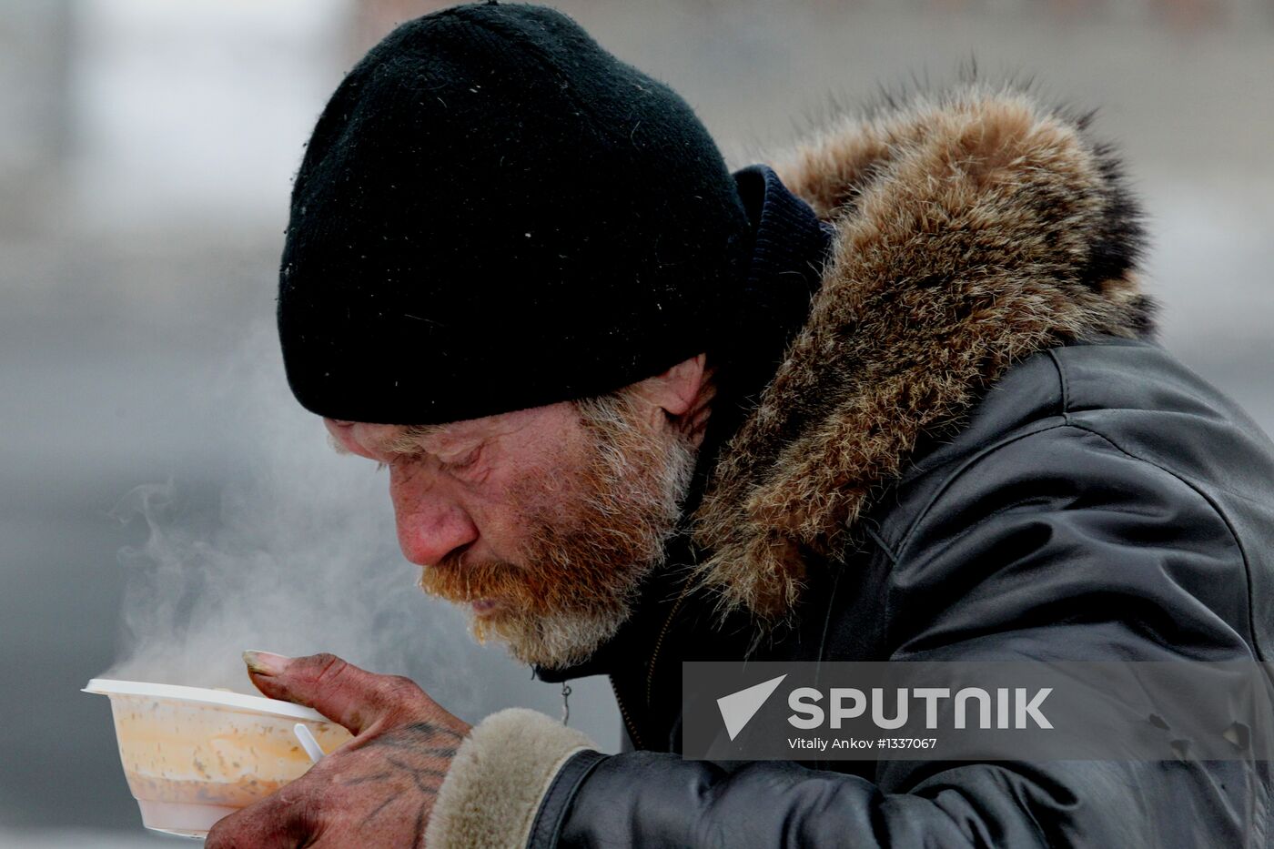 Handing out free lunches to homeless in Vladivostok
