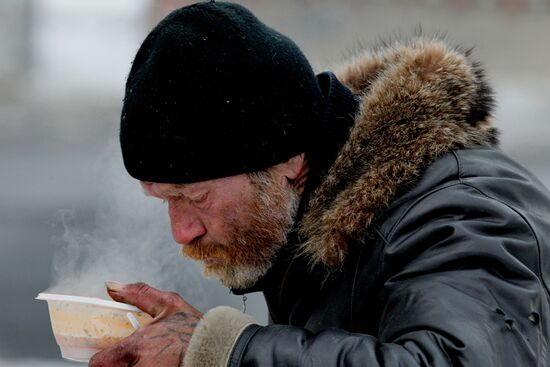 Handing out free lunches to homeless in Vladivostok