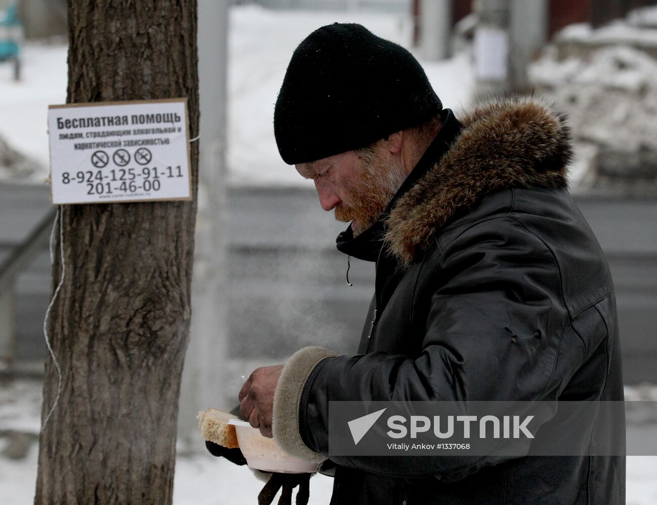 Handing out free lunches to homeless in Vladivostok